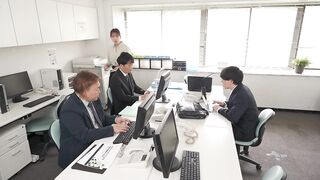 When I Woke Up In The Morning, My Female Boss Was In Her Underwear In My Room...! She's Usually Abrasive, But She's Become A Lover... It Seems Like We Had Creampie Sex (sweat) Yui Hatano