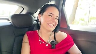 Rose, 20 Ans, Souffle Ses Bougies D'anniversaire