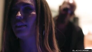 A hottie met a guy at a party and invited him to fuck her ????