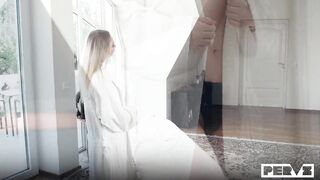 The masseur aroused the blonde and she could not resist the temptation ????